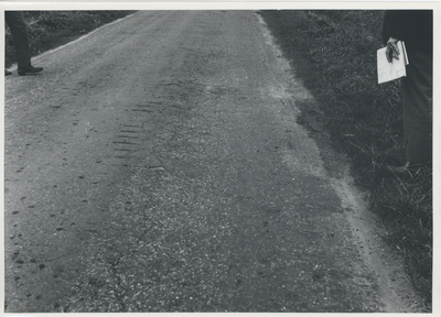 F015539 Serie van 16 foto's van de inspectie van het wegdek ter hoogte van de De Heuvels te Kamperveen op 13 september 1968.