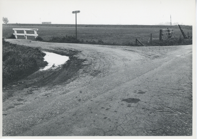 F015541 Serie van 16 foto's van de inspectie van het wegdek ter hoogte van de De Heuvels te Kamperveen op 13 september 1968.