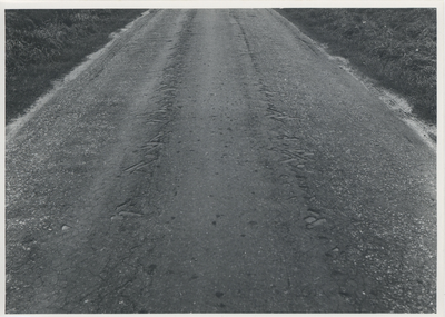 F015542 Serie van 16 foto's van de inspectie van het wegdek ter hoogte van de De Heuvels te Kamperveen op 13 september 1968.