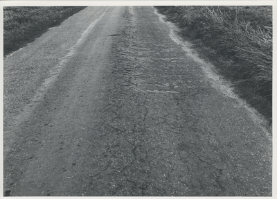 F015543 Serie van 16 foto's van de inspectie van het wegdek ter hoogte van de De Heuvels te Kamperveen op 13 september 1968.