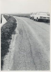 F015545 Serie van 16 foto's van de inspectie van het wegdek ter hoogte van de De Heuvels te Kamperveen op 13 september 1968.