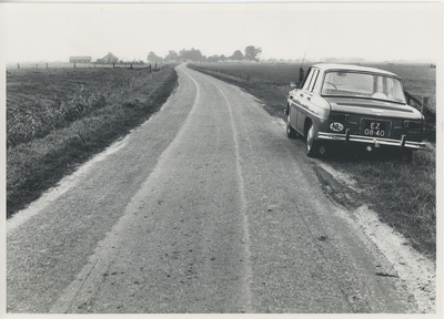 F015546 Serie van 16 foto's van de inspectie van het wegdek ter hoogte van de De Heuvels te Kamperveen op 13 september 1968.