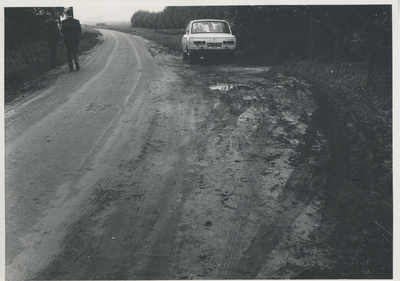 F015547 Serie van 16 foto's van de inspectie van het wegdek ter hoogte van de De Heuvels te Kamperveen op 13 september 1968.