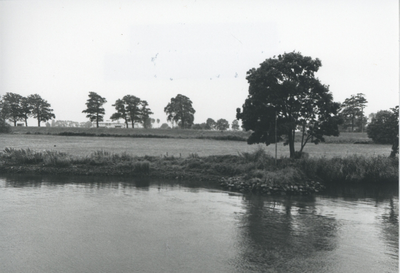 F015666 Fotoreportage van de oevers van de De Hank aan de IJsselzijde (tussen Wilsum en De Zande).