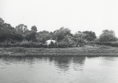 F015670 Fotoreportage van de oevers van de De Hank aan de IJsselzijde (tussen Wilsum en De Zande).