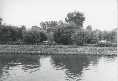 F015671 Fotoreportage van de oevers van de De Hank aan de IJsselzijde (tussen Wilsum en De Zande).