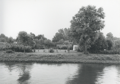 F015672 Fotoreportage van de oevers van de De Hank aan de IJsselzijde (tussen Wilsum en De Zande).