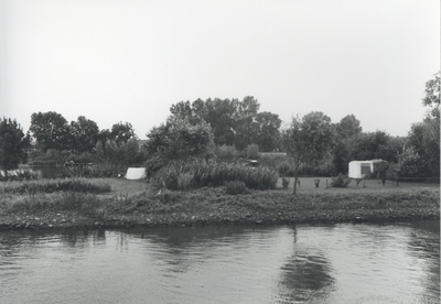 F015673 Fotoreportage van de oevers van de De Hank aan de IJsselzijde (tussen Wilsum en De Zande).