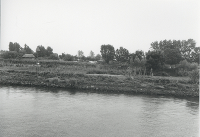 F015674 Fotoreportage van de oevers van de De Hank aan de IJsselzijde (tussen Wilsum en De Zande).