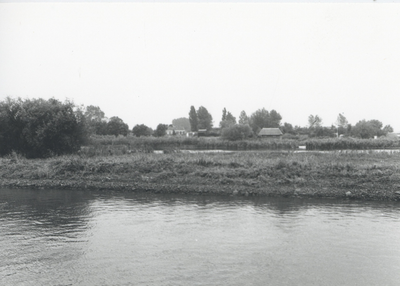 F015675 Fotoreportage van de oevers van de De Hank aan de IJsselzijde (tussen Wilsum en De Zande).