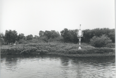 F015678 Fotoreportage van de oevers van de De Hank aan de IJsselzijde (tussen Wilsum en De Zande).