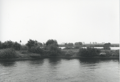F015684 Fotoreportage van de oevers van de De Hank aan de IJsselzijde (tussen Wilsum en De Zande).