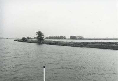 F015686 Fotoreportage van de oevers van de De Hank aan de IJsselzijde (tussen Wilsum en De Zande).