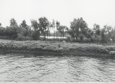 F015690 Fotoreportage van de oevers van de De Hank aan de IJsselzijde (tussen Wilsum en De Zande).