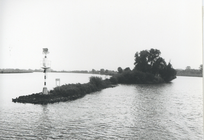 F015695 Fotoreportage van de oevers van de De Hank aan de Koeluchter zijde (tussen Wilsum en De Zande).