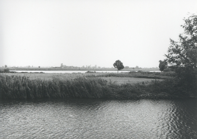 F015700 Fotoreportage van de oevers van de De Hank aan de Koeluchter zijde (tussen Wilsum en De Zande).