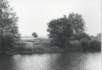 F015701 Fotoreportage van de oevers van de De Hank aan de Koeluchter zijde (tussen Wilsum en De Zande).