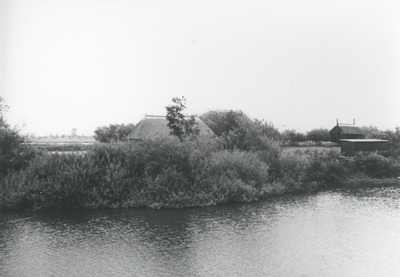 F015711 Fotoreportage van de oevers van de De Hank aan de Koeluchter zijde (tussen Wilsum en De Zande).