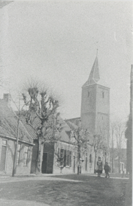 F015749 Dorpsweg met kerk in IJsselmuiden.