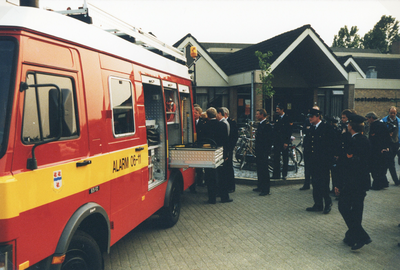 F015863 IJsselmuiden Brandweerwagen 663, een serie van 28 foto's van de ingebruikname van de nieuwe Brandweerwagen met ...