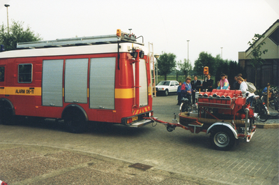 F015866 IJsselmuiden Brandweerwagen 663, een serie van 28 foto's van de ingebruikname van de nieuwe Brandweerwagen met ...