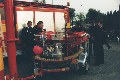 F015869 IJsselmuiden Brandweerwagen 663, een serie van 28 foto's van de ingebruikname van de nieuwe Brandweerwagen met ...
