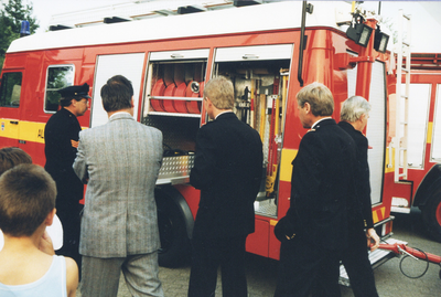 F015872 IJsselmuiden Brandweerwagen 663, een serie van 28 foto's van de ingebruikname van de nieuwe Brandweerwagen met ...