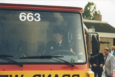 F015875 IJsselmuiden Brandweerwagen 663, een serie van 28 foto's van de ingebruikname van de nieuwe Brandweerwagen met ...