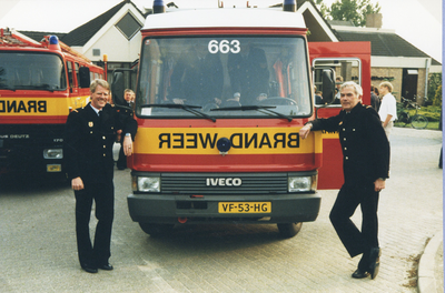 F015876 IJsselmuiden Brandweerwagen 663, een serie van 28 foto's van de ingebruikname van de nieuwe Brandweerwagen met ...