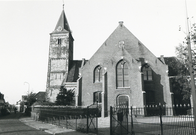 F015905 Nederlands Hervormde Kerk aan de Dorpsweg te IJsselmuiden.