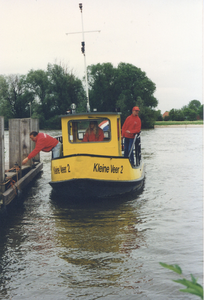 F016061 Zalkerveer met de veerboot Kleine Veer 2 .
