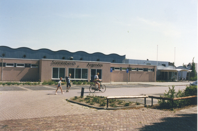 F016066 Zwembad Sonnenberch te IJsselmuiden.