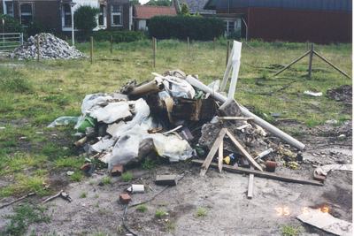 F016107 Verschillende locaties met afval in de gemeente IJsselmuiden.