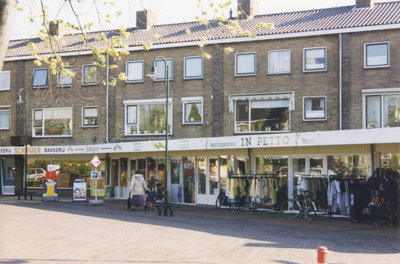 F016119 IJsselmuiden winkels aan het Markeresplein.