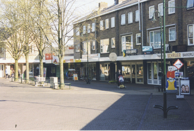 F016120 IJsselmuiden winkels aan het Markeresplein.