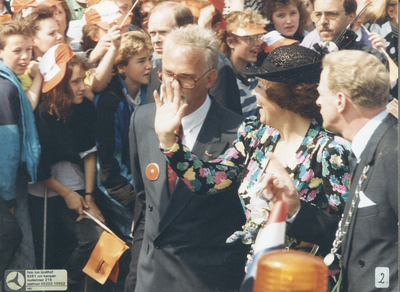 F016483 Bezoek van koningin Beatrix aan Kampen tijdens Koninginnedag.