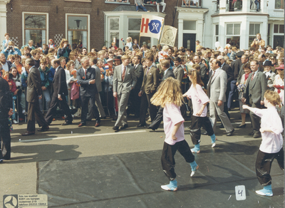 F016485 Bezoek van koningin Beatrix aan Kampen tijdens Koninginnedag.