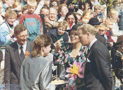 F016489 Bezoek van koningin Beatrix aan Kampen tijdens Koninginnedag.