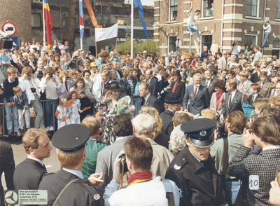 F016490 Bezoek van koningin Beatrix aan Kampen tijdens Koninginnedag.