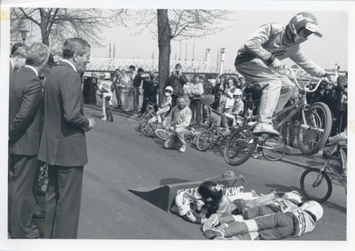 F016506 Bezoek van de koninklijke familie incl. Koningin Beatrix tijdens koninginnedag op 30 april 1988 aan Kampen.