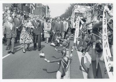 F016507 Bezoek van de koninklijke familie incl. Koningin Beatrix tijdens koninginnedag op 30 april 1988 aan Kampen.