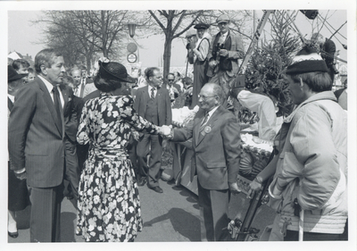 F016508 Bezoek van de koninklijke familie incl. Koningin Beatrix tijdens koninginnedag op 30 april 1988 aan Kampen.