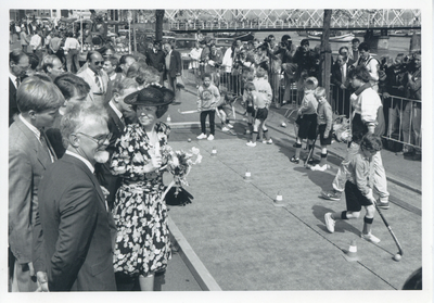 F016512 Bezoek van de koninklijke familie incl. Koningin Beatrix tijdens koninginnedag op 30 april 1988 aan Kampen.