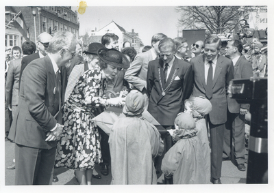 F016513 Bezoek van de koninklijke familie incl. Koningin Beatrix tijdens koninginnedag op 30 april 1988 aan Kampen.