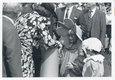F016515 Bezoek van de koninklijke familie incl. Koningin Beatrix tijdens koninginnedag op 30 april 1988 aan Kampen.