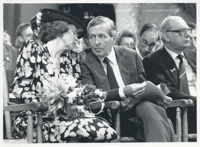 F016517 Bezoek van de koninklijke familie incl. Koningin Beatrix tijdens koninginnedag op 30 april 1988 aan Kampen.