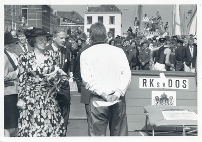 F016519 Bezoek van de koninklijke familie incl. Koningin Beatrix tijdens koninginnedag op 30 april 1988 aan Kampen.