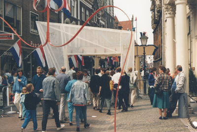 F016520 Bezoek van de koninklijke familie incl. Koningin Beatrix tijdens koninginnedag op 30 april 1988 aan Kampen.