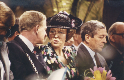 F016522 Bezoek van de koninklijke familie incl. Koningin Beatrix tijdens koninginnedag op 30 april 1988 aan Kampen.
