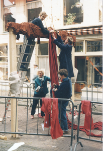 F016524 Bezoek van de koninklijke familie incl. Koningin Beatrix tijdens koninginnedag op 30 april 1988 aan Kampen.